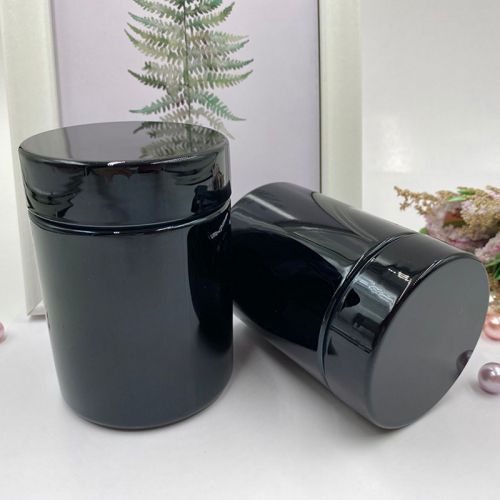 Frasco de HDPE, de color negro brillante.